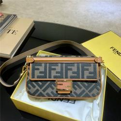 fendi意大利官网芬迪新款女包双F LOGO帆布BAGUETTE手袋中号法棍包8BR600