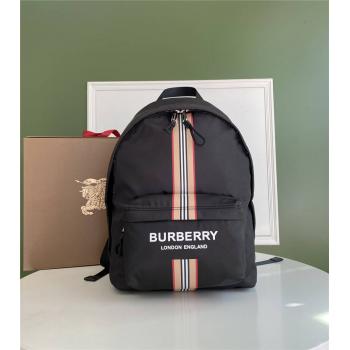 Burberry/巴宝莉香港官网徽标拼标志性条纹印花 ECONYL® 双肩包80357651