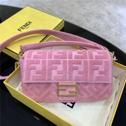 FENDI芬迪奢侈品网站女士BAGUETTE毛巾布手袋中号法棍包8BR600