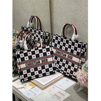 迪奥官网D-Chess 心形图案刺绣DIORAMOUR BOOK TOTE 手袋