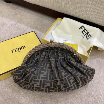 芬迪官网女包价格FENDI FF图案老花SHELL手拿包云朵包8BP121