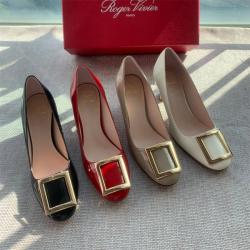 Roger Vivier RV女鞋官网Très Vivier 金属扣圆头高跟鞋