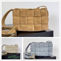 葆蝶家女包多少钱Bottega Veneta BV 591970 Padded Cassette磨砂麂皮枕头包70094