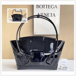 葆蝶家价格Bottega Veneta BV女包666874/618463 ARCO SLOUCH 33/48漆皮弓弩包