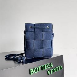 Bottega Veneta葆蝶家bv官网中文版743789牛仔布Cassette小号斜挎水桶包