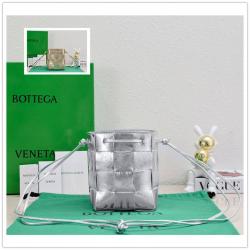 bottega veneta葆蝶家BV英国官网680218金色/银色Cassette小号斜挎水桶包