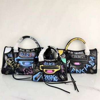 Balenciaga巴黎世家女包官网CLASSIC CITY GRAFFITI裂纹羊皮涂鸦机车包