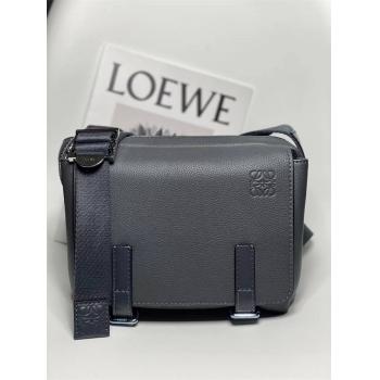 LOEWE罗意威原单男包B553A72X22超小号柔软粒面牛皮革军用邮差包煤灰色