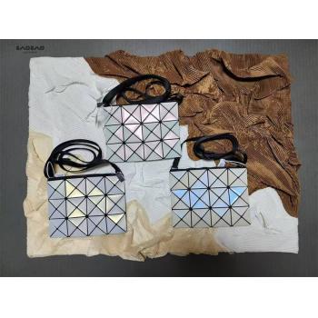 Issey Miyake三宅一生官网包包Lucent 3×4格贝母色斜挎包