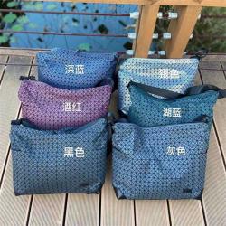 Issey Miyake三宅一生包包官网CURVE新款硅胶邮差包斜挎包