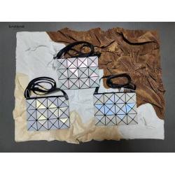 Issey Miyake三宅一生官网包包Lucent 3×4格贝母色斜挎包