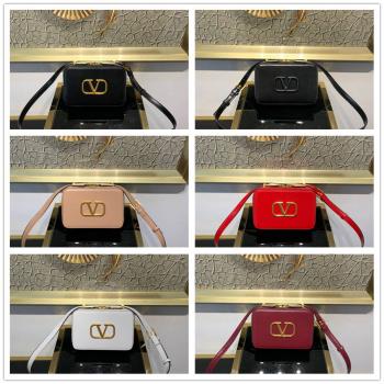 Valentino华伦天奴Garavani 亮泽小牛皮斜挎包小号相机包0095