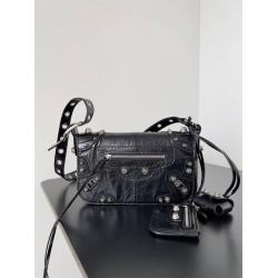 Balenciaga巴黎世家中国官网7190822 LE CAGOLE 中号翻盖包斜挎包相机包