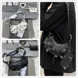 Balenciaga巴黎世家香港官网671309 LE CAGOLE XS 穿孔环腋下包饺子包
