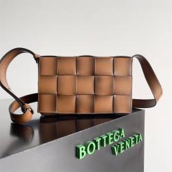 bottega veneta BV葆蝶家男包官网758105/708768 Cassette拼色斜挎包方块包
