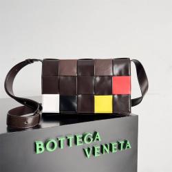 bottega veneta BV葆蝶家官网男包758105/667298 Cassette拼色斜挎包方块包
