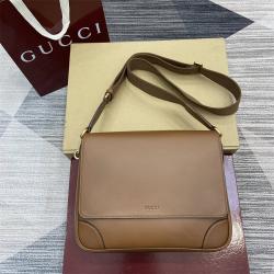 gucci旗舰店古驰 821154 GG Emblem系列中号真皮斜挎包
