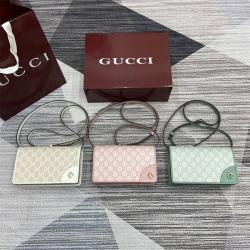 古驰包GUCCI 820688 GG Emblem系列皮革肩带钱包斜挎包